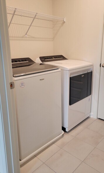 Building Photo - 5370 Bellflower Hls