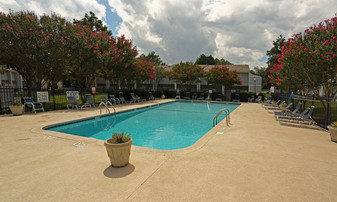 Building Photo - Colonial Pointe Apartments