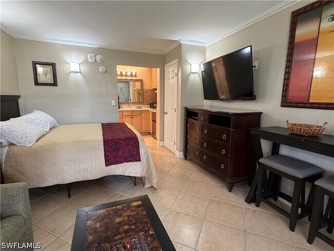 Building Photo - 2555 Tamiami Trail N