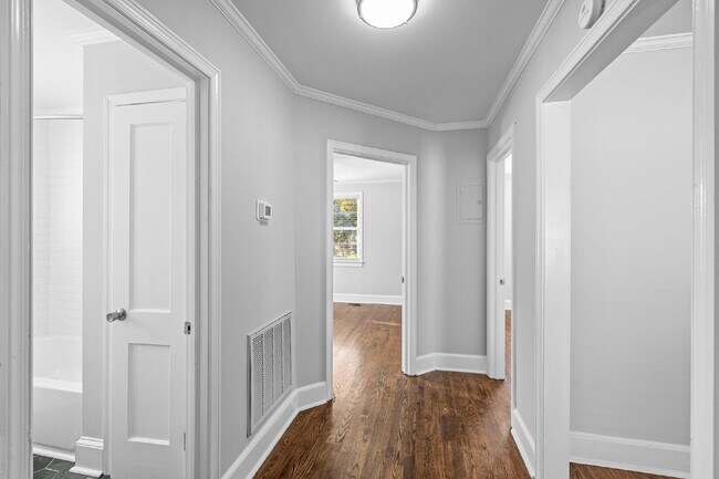 Building Photo - "2-Bed Bungalow with Granite Touches & Gleaming Hardwoods in Durham!"