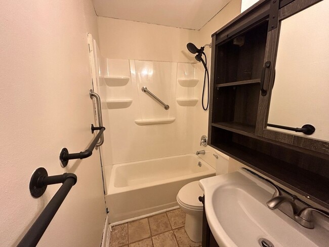 Building Photo - Bright & Spacious 1-Bedroom Apartment