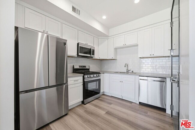 Building Photo - 667 N Wilton Pl