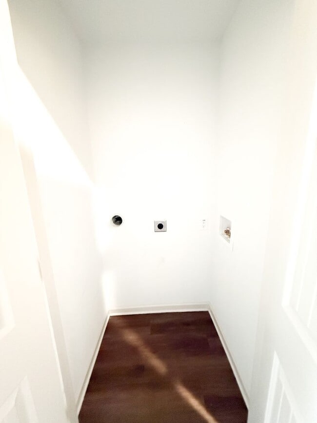 Building Photo - 2 Bedroom 2 1/2 Bathroom Home!