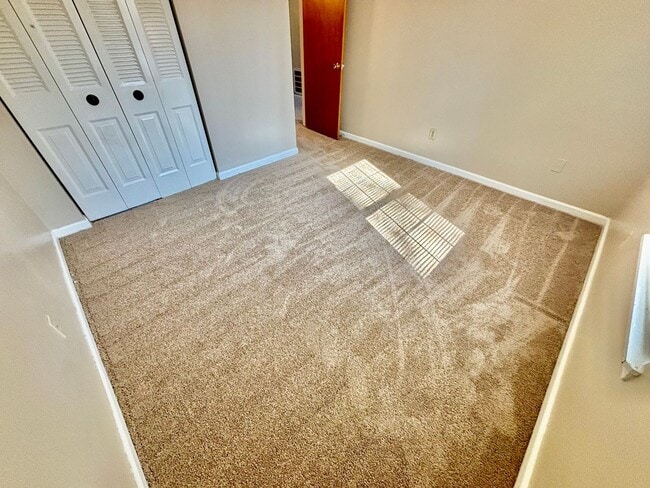 Building Photo - Two bedroom with new carpet! DECEMBER FREE!!