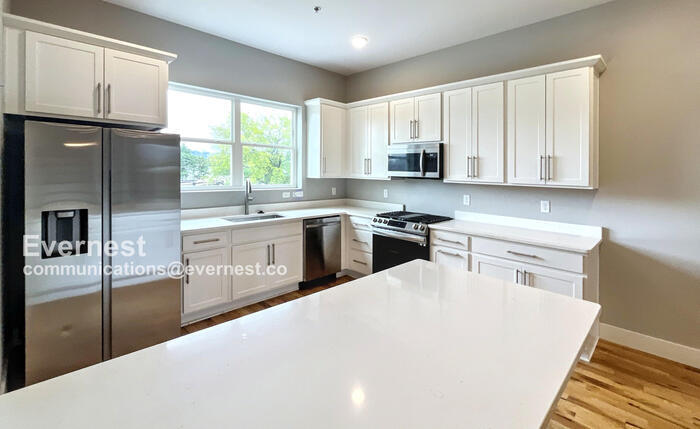 Building Photo - 1067 Montague Pl