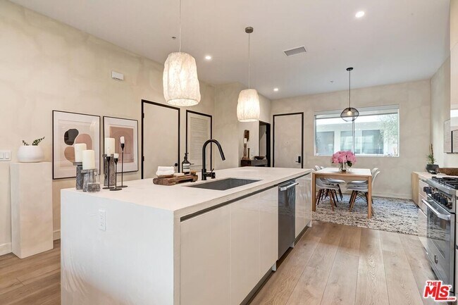 Building Photo - 957 Figueroa Terrace