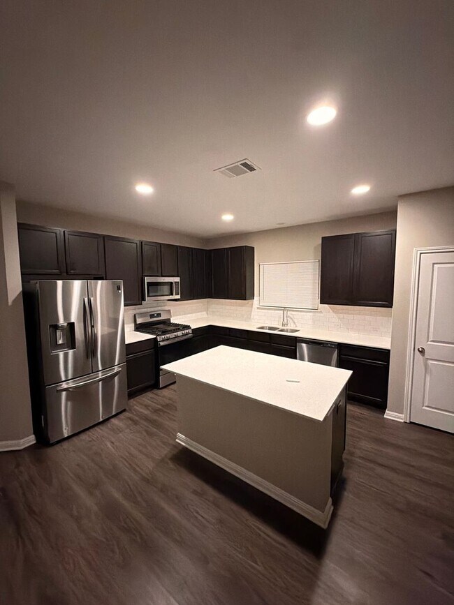 Building Photo - LARGE BEDROOMS!