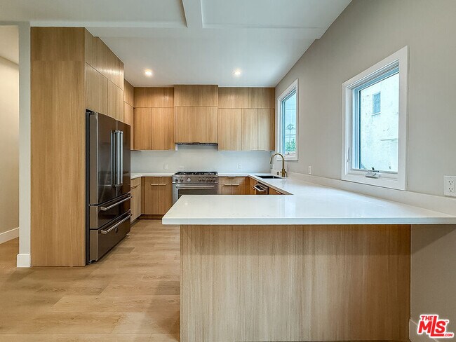 Building Photo - 150 N Arnaz Dr
