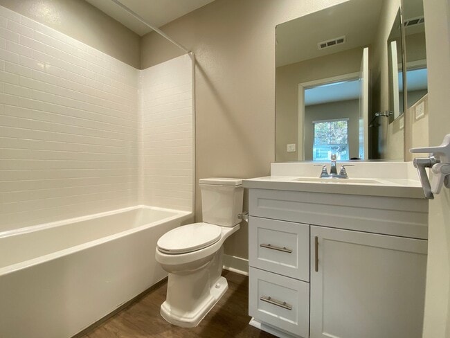 Building Photo - *Special*Stunning 3 Bedroom 3.5 Bathroom T...