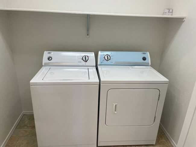 Building Photo - 3Bdm 3Ba close to U of A! must see!