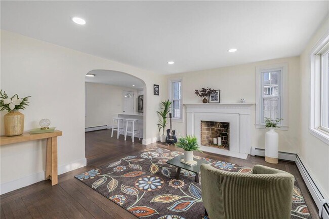 Building Photo - 33 Moorland Ave