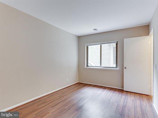 Building Photo - 2621 Glengyle Dr