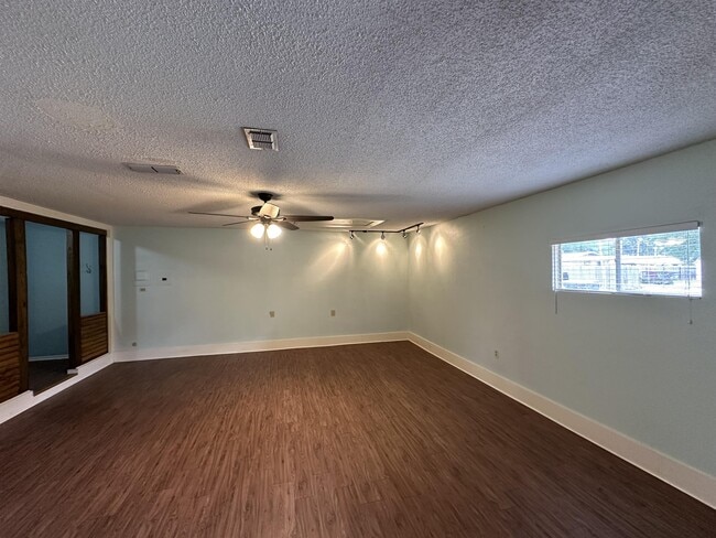 Building Photo - 11 Camelia Dr