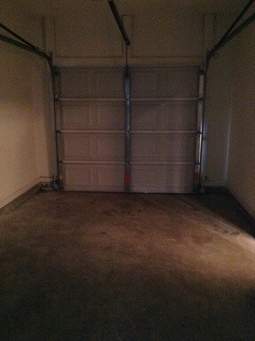 Building Photo - Available Now! 3 bed, 3 bath!
