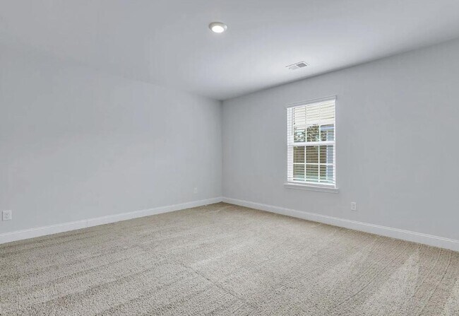 Building Photo - 3-bedroom, 2.5-bathroom Townhouse