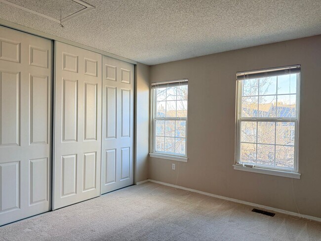 Building Photo - Updated Townhome in Centennial