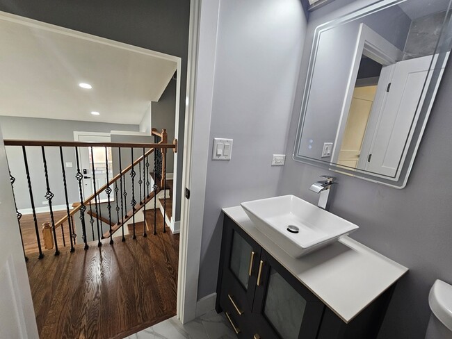 Building Photo - 1535 E Jane Ave