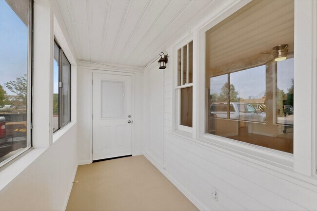 Building Photo - 714-714 Madison St NE