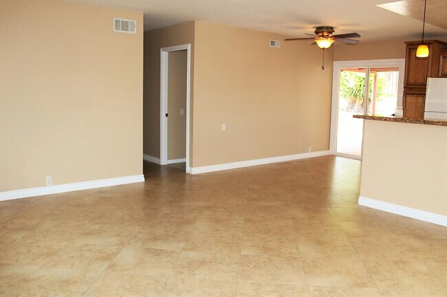 Building Photo - 2750 Dahlia Ave