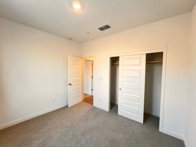 Building Photo - Northwest Bakersfield