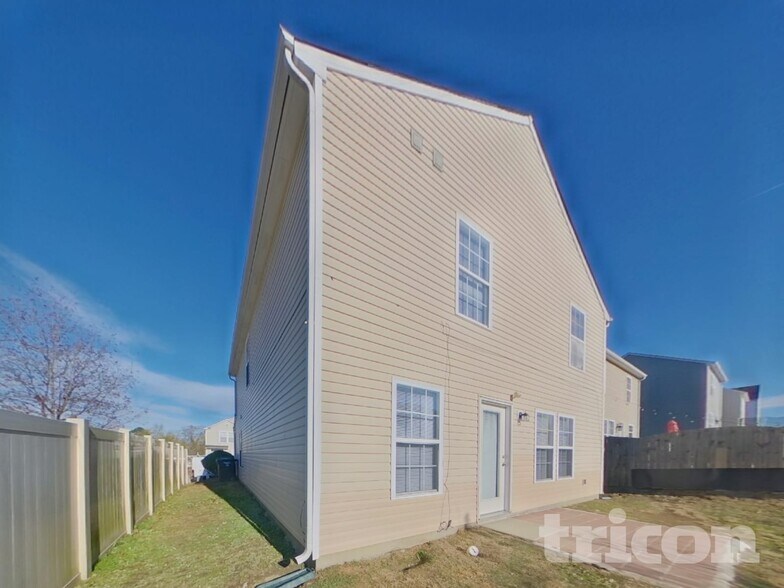 Building Photo - 806 Littleton Dr