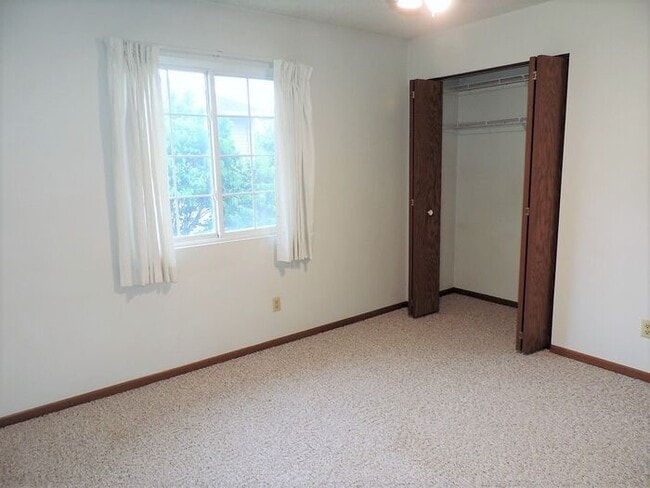 Building Photo - $ 1,095| 2 Bedroom, 1 Bathroom CONDO | PET...