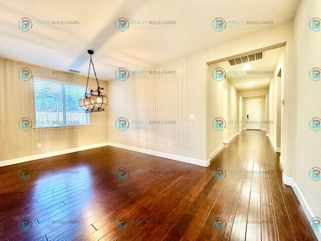 Building Photo - Spacious 4-Bedroom Gem in Somersett with S...