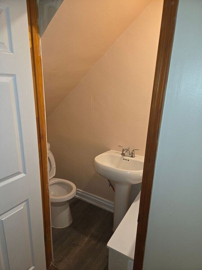 Building Photo - 5BR/1.5BA Row Home with Backyard and Laund...