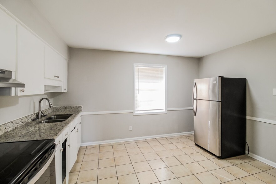 Building Photo - 2306 Watkins Dr