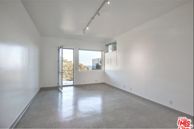 Building Photo - 3850 Rambla Orienta