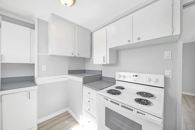 Building Photo - 1 bedroom unit available soon! 1ST MONTH F...