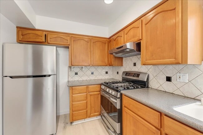 Building Photo - Four Bedroom in Oak Hill Oaks