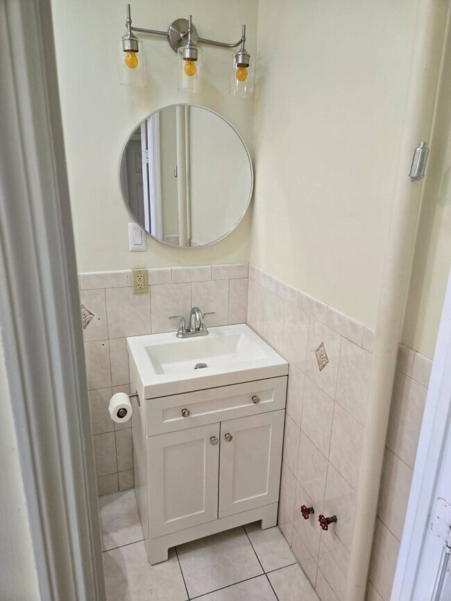 Building Photo - 121 Weirfield St