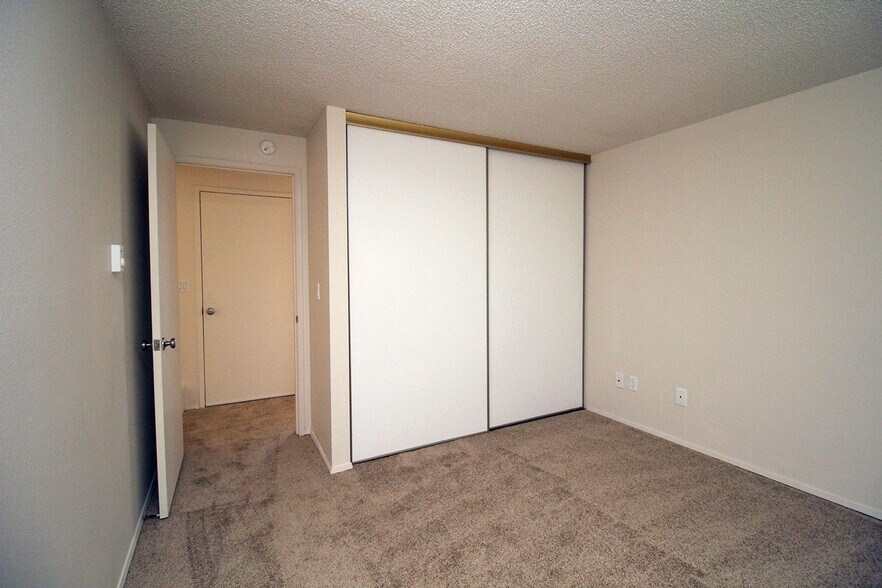 Building Photo - 5025-5025 S View Point Ter