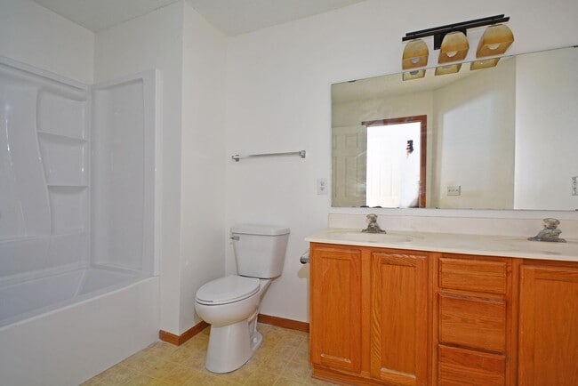 Building Photo - Beautiful 3-Bed 3-Bath Townhouse in Shakopee - Available Now!