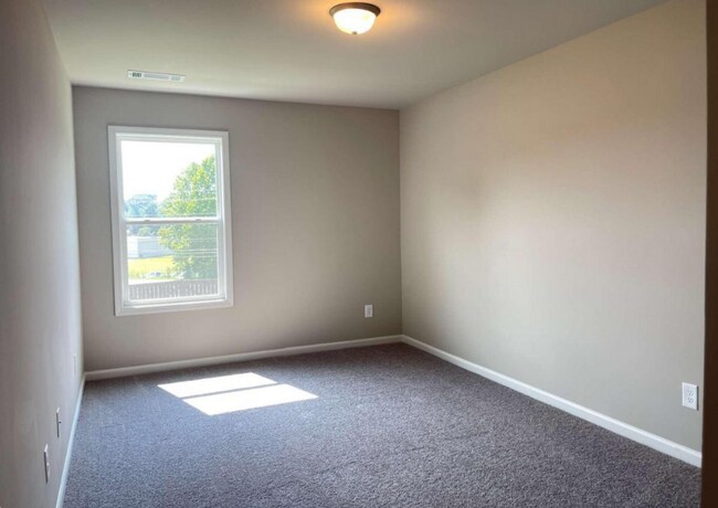 Building Photo - 5136 Fox Den Rd