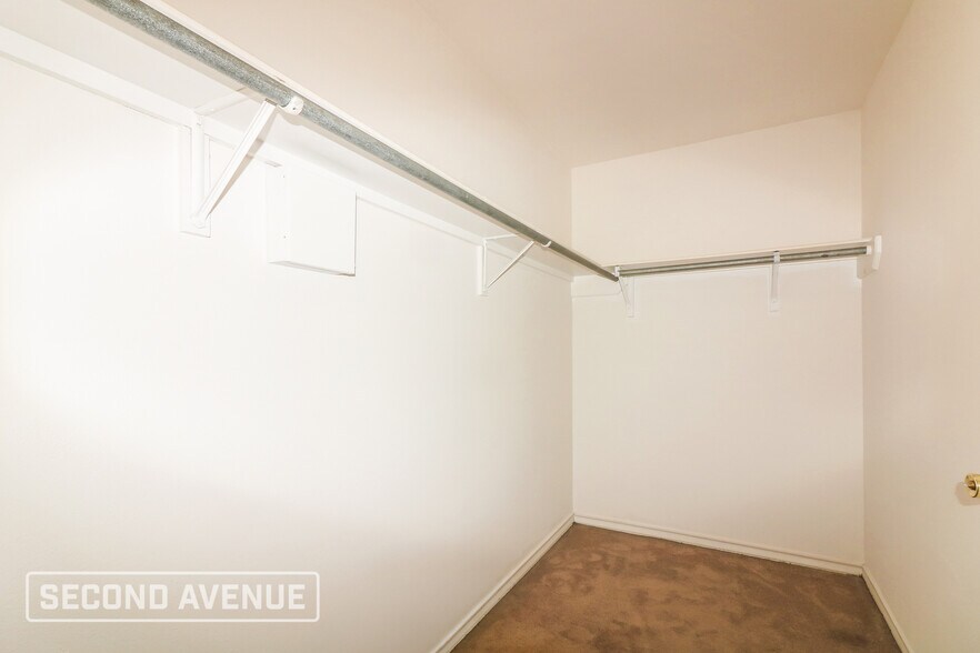 Building Photo - 5945 Sutherland Dr