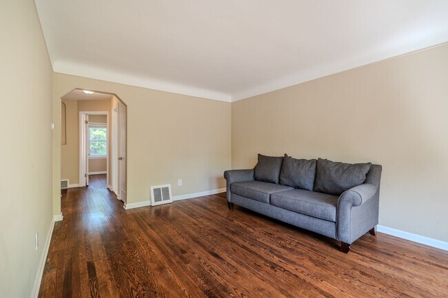 Building Photo - Stunning 4-Bedroom, 2-Bath Home with Moder...