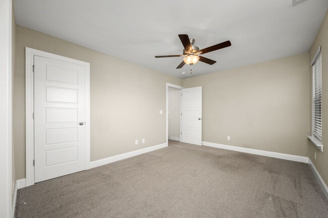 Building Photo - 555 Gresham Ln