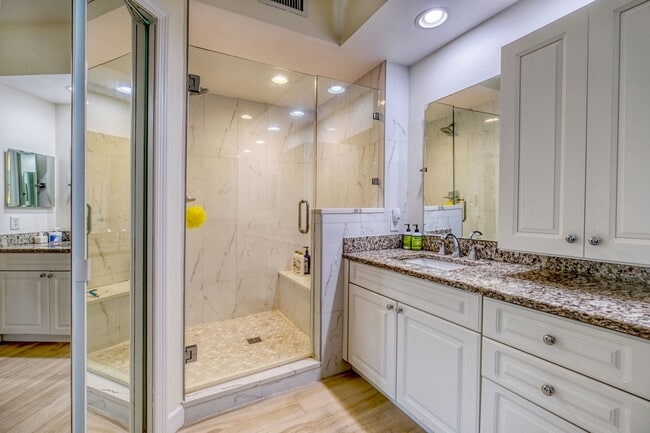 Building Photo - Updated 3 bedroom unit overlooking the Eas...