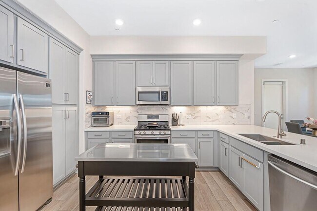 Building Photo - 2 Bed 2 Bath (plus a den) Gala Condo