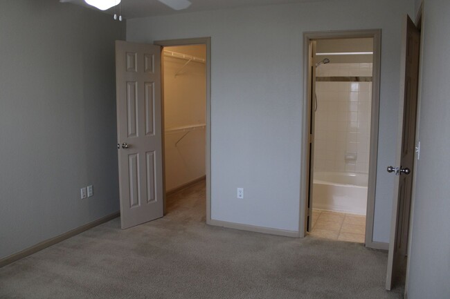 Building Photo - Lovely 2 Bedroom Condo