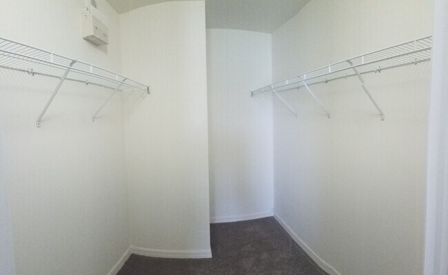 Building Photo - 429 Piper Ave