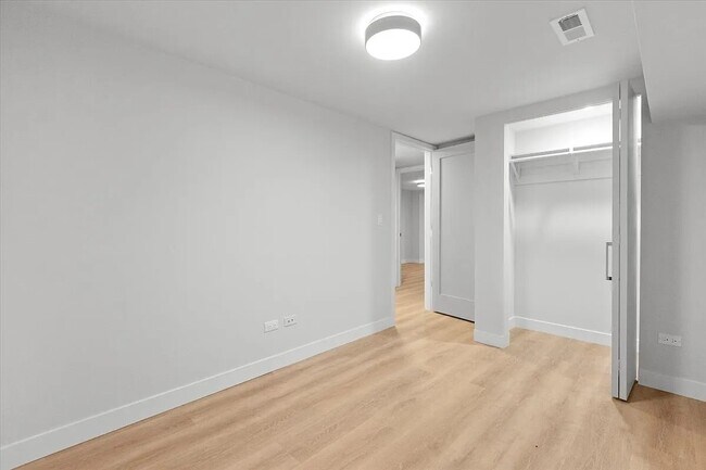Building Photo - 927 N Mozart St
