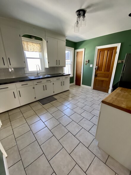 Large Kitchen - 90 N Cayuga Rd