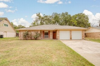 Building Photo - 1201 Francis Dr