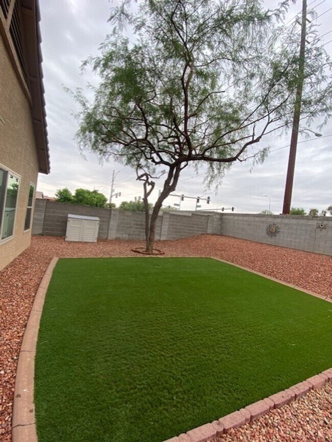 Building Photo - Beautiful 3-Bedroom Home with Vaulted Ceilings & Private Fenced Yard