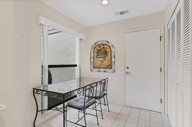 Building Photo - 3946 Wilshire Cir E