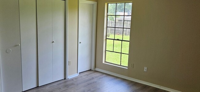 Building Photo - Cozy house on cul-de-sac walking distance ...