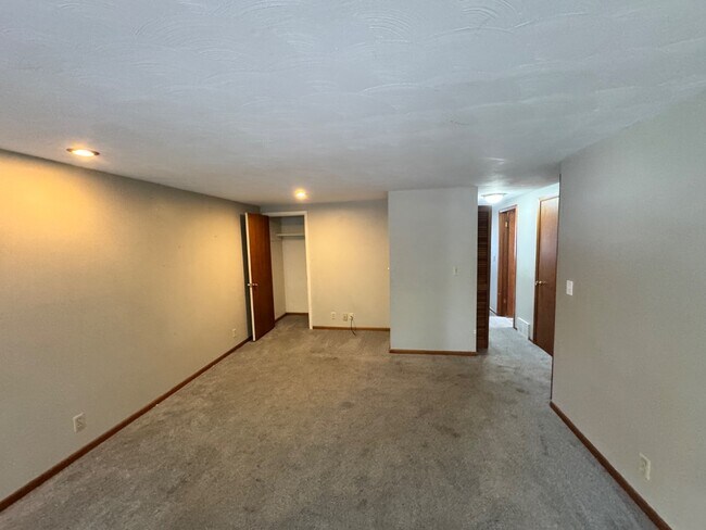 Building Photo - 626 W Warren St